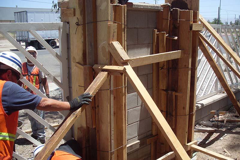 由于2011年墨西卡利地震，Frito Lay Sabritas的安全围栏受到了破坏. 工作人员安装了临时支架来加固和稳定围栏, 然后根据最终设计和范围提供永久性维修.