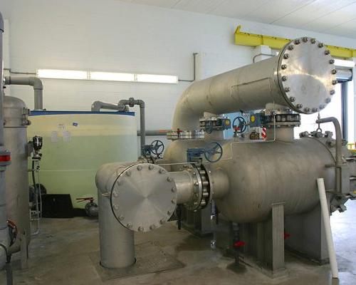 SMRU水处理设施内的大型管道