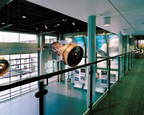 GE航空学习中心二楼展示的喷气发动机组件.