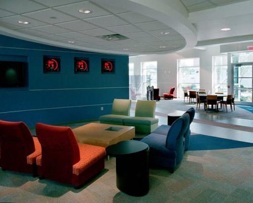 GE航空学习中心的内部座位区，墙壁和家具色彩鲜艳.