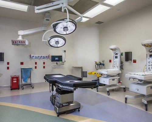 朱庇特医疗中心剖宫产室照片. 产床，大灯，新生儿暖床.