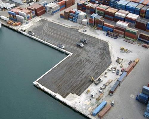 迈阿密港货物集装箱的Arial照片.